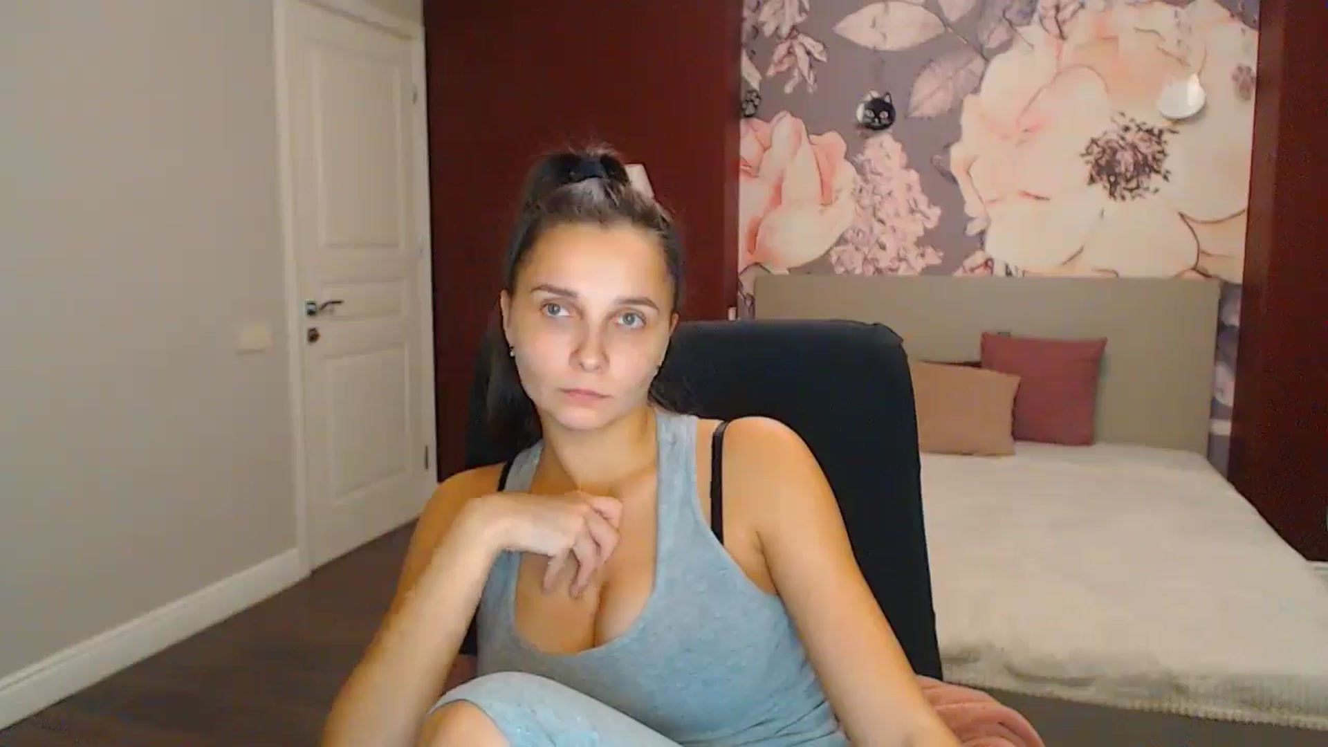 Gallery image thumbnail from Karina_Mils's myfreecams stream on, 11/24/2024, 19:04 image 2 of 20