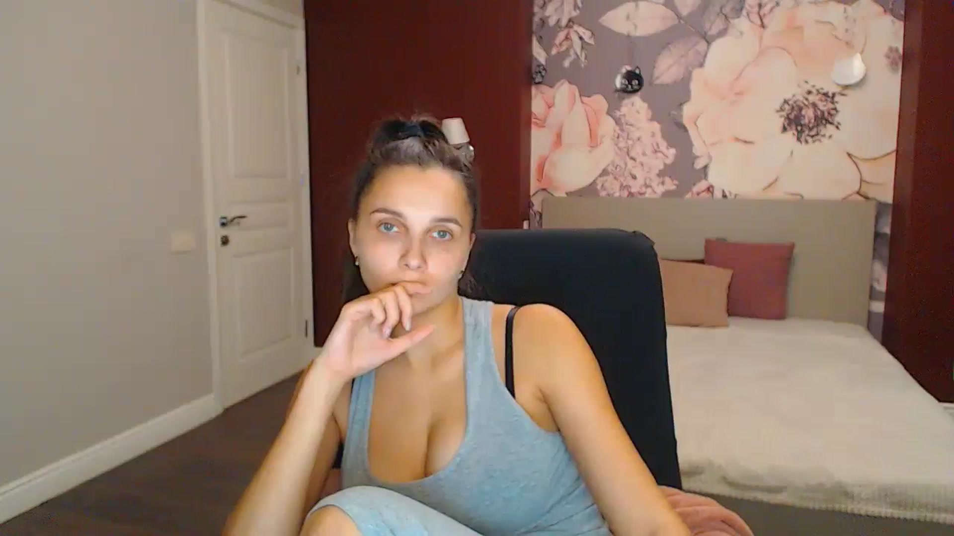 Gallery image thumbnail from Karina_Mils's myfreecams stream on, 11/24/2024, 19:04 image 11 of 20