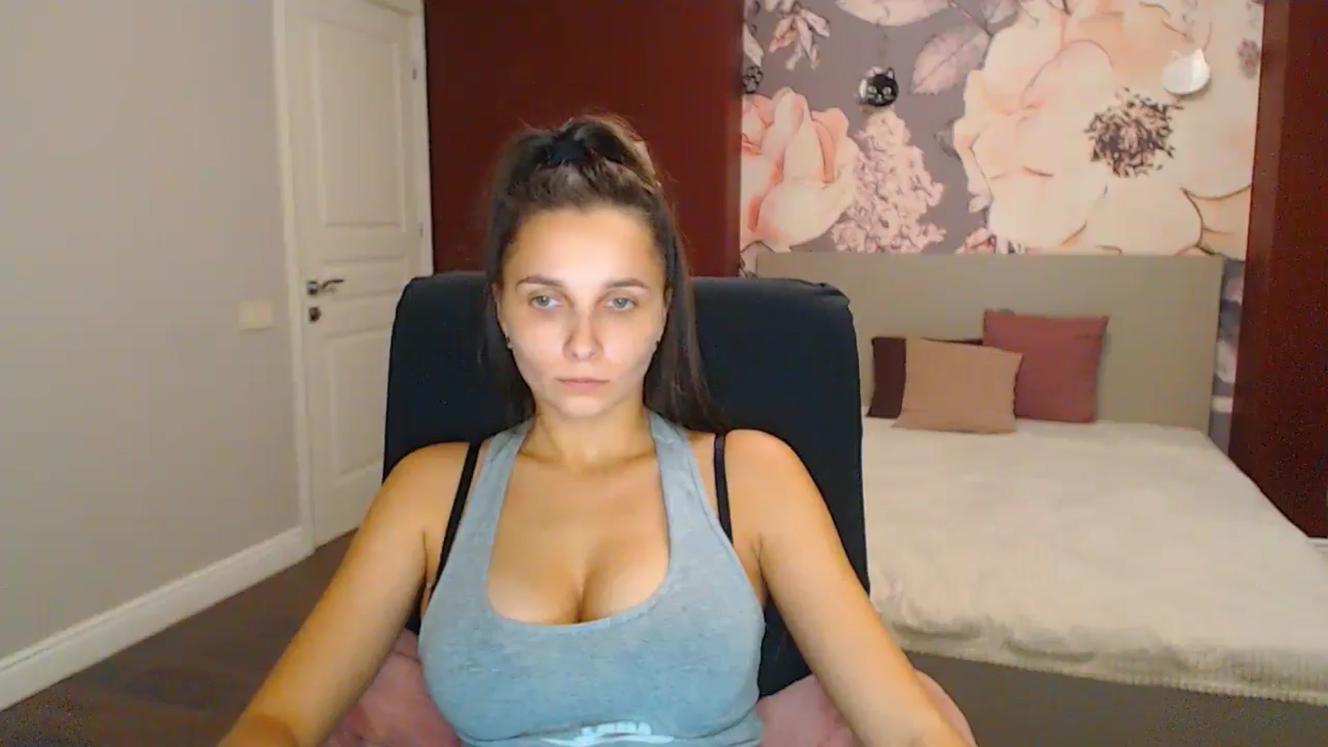 Gallery image thumbnail from Karina_Mils's myfreecams stream on, 11/24/2024, 20:44 image 10 of 20
