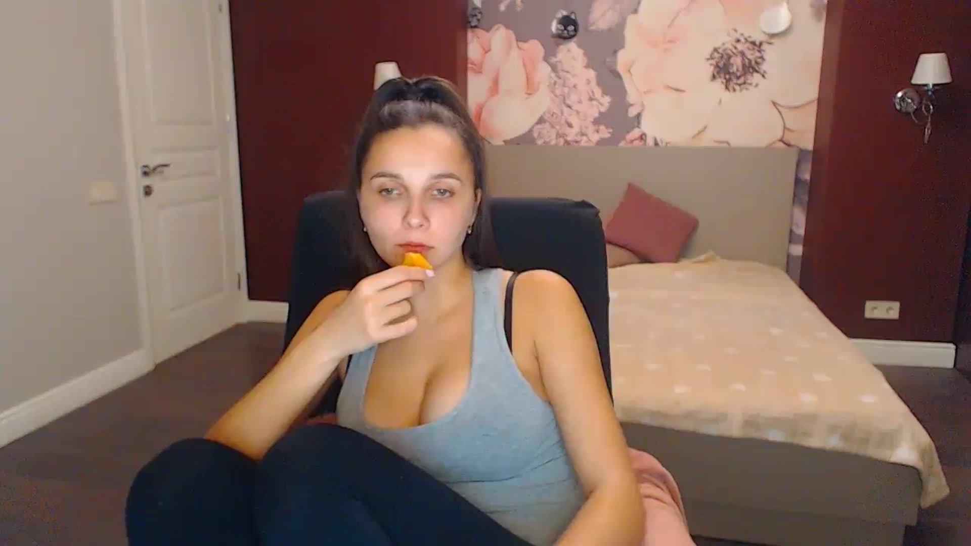 Gallery image thumbnail from Karina_Mils's myfreecams stream on, 12/06/2024, 16:01 image 5 of 20