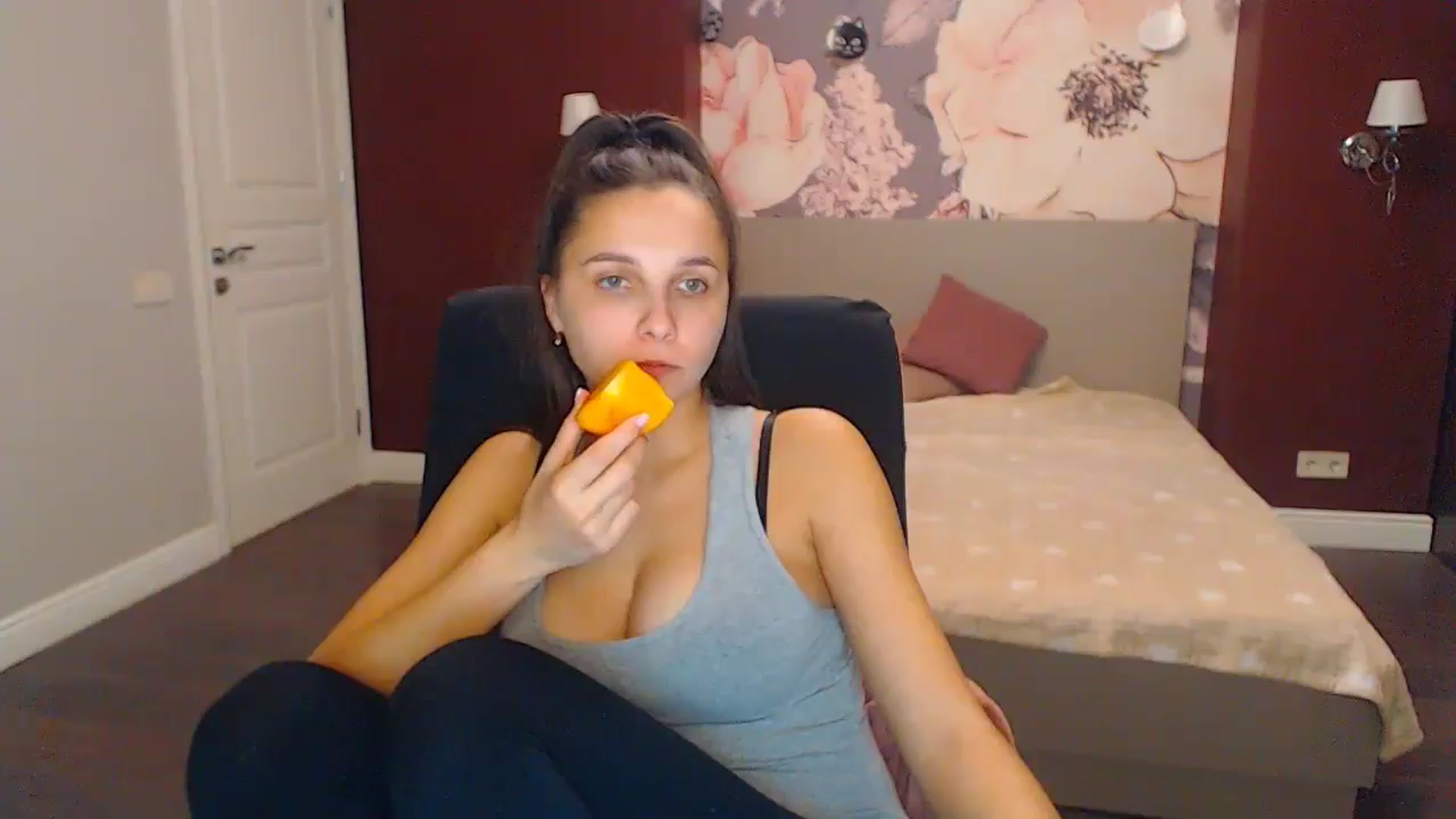 Gallery image thumbnail from Karina_Mils's myfreecams stream on, 12/06/2024, 16:01 image 4 of 20