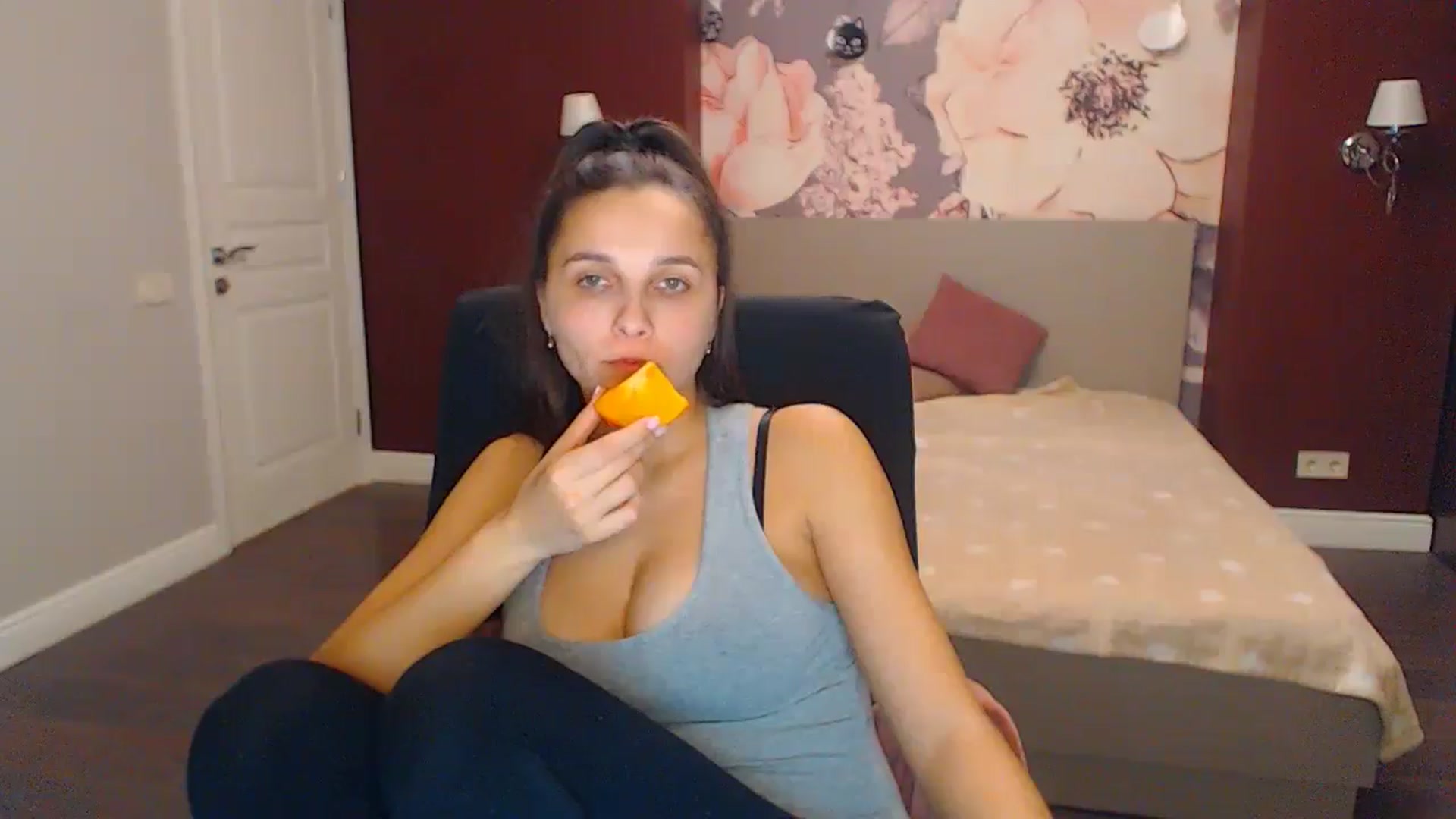 Gallery image thumbnail from Karina_Mils's myfreecams stream on, 12/06/2024, 16:01 image 6 of 20