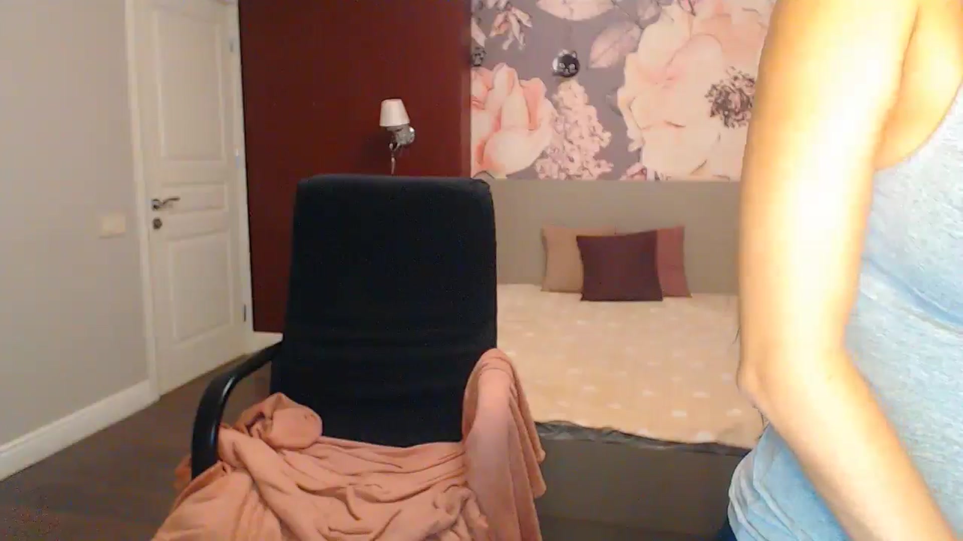 Gallery image thumbnail from Karina_Mils's myfreecams stream on, 12/07/2024, 19:20 image 12 of 20