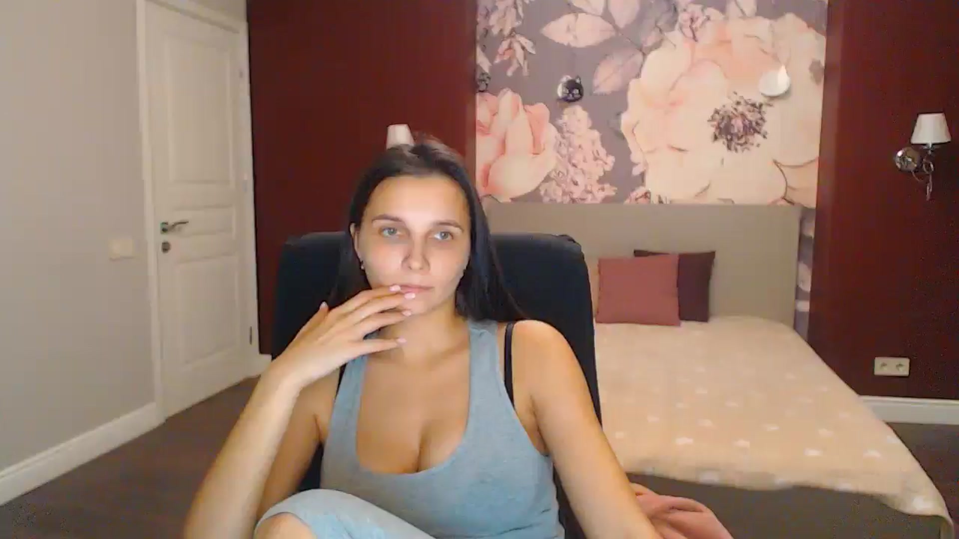 Gallery image thumbnail from Karina_Mils's myfreecams stream on, 12/08/2024, 18:33 image 16 of 20