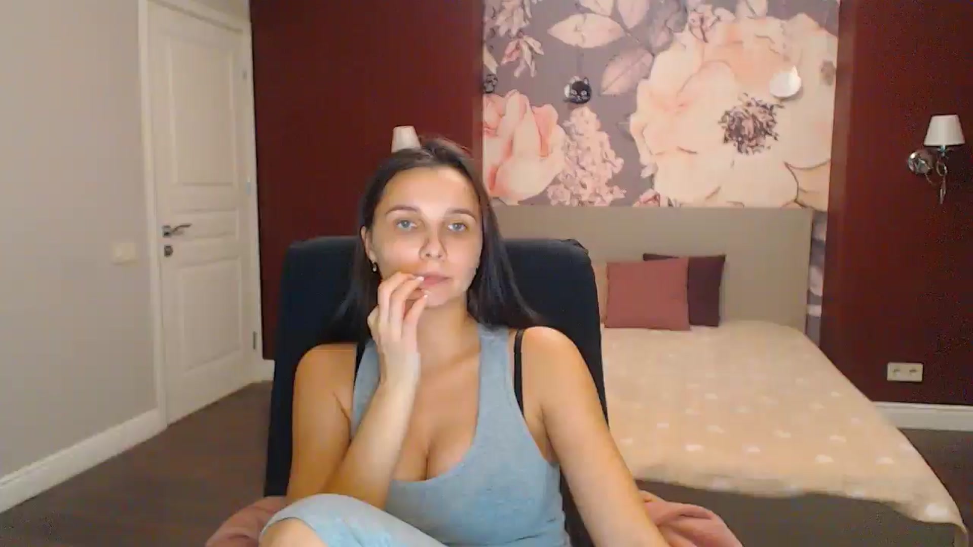 Gallery image thumbnail from Karina_Mils's myfreecams stream on, 12/08/2024, 18:33 image 4 of 20