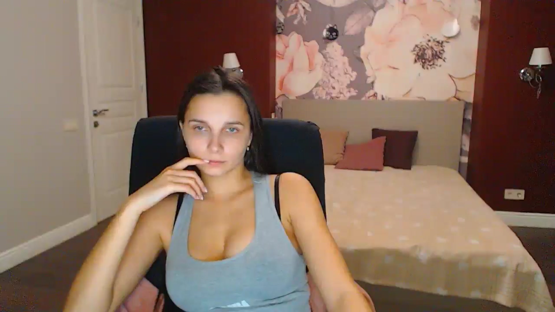 Gallery image thumbnail from Karina_Mils's myfreecams stream on, 12/14/2024, 18:25 image 16 of 20