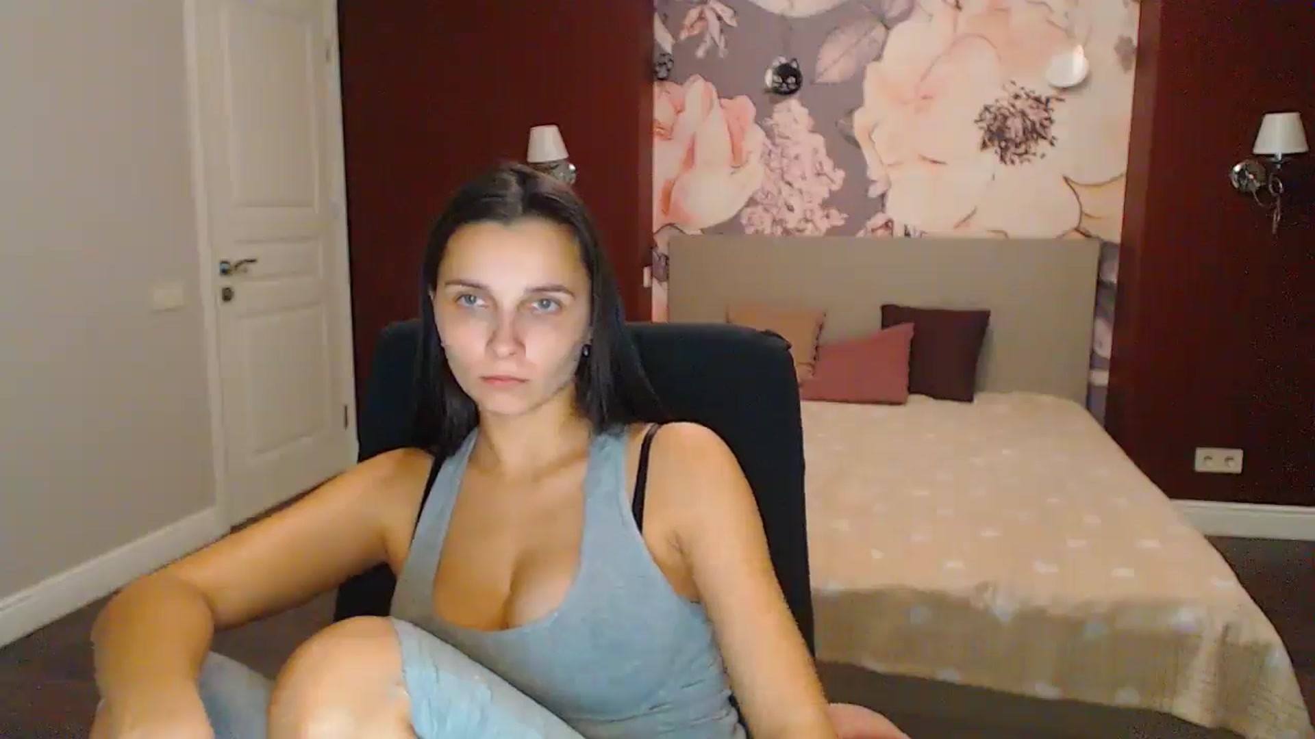 Gallery image thumbnail from Karina_Mils's myfreecams stream on, 12/14/2024, 19:26 image 17 of 20