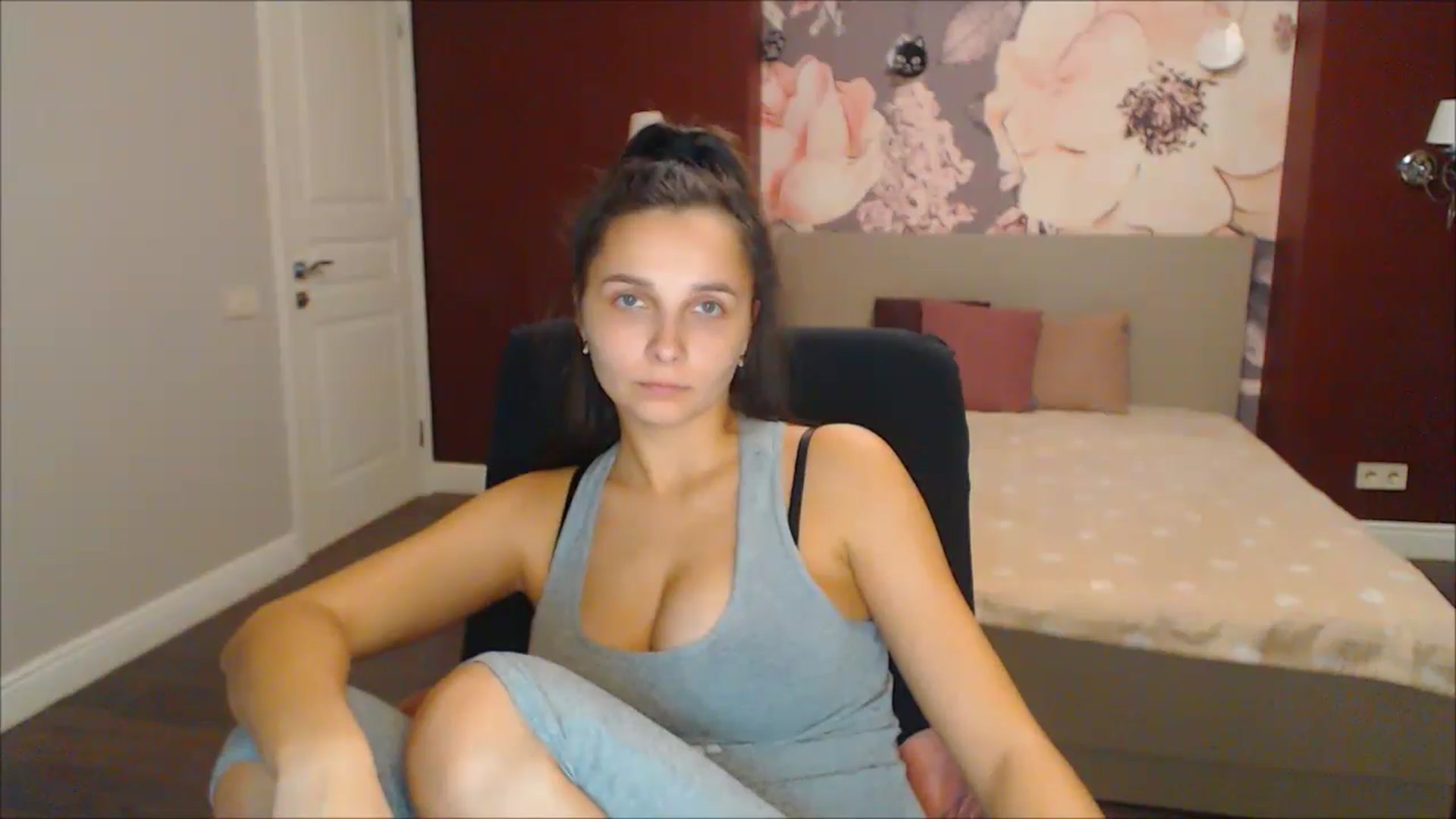 Gallery image thumbnail from Karina_Mils's myfreecams stream on, 12/21/2024, 16:36 image 13 of 20
