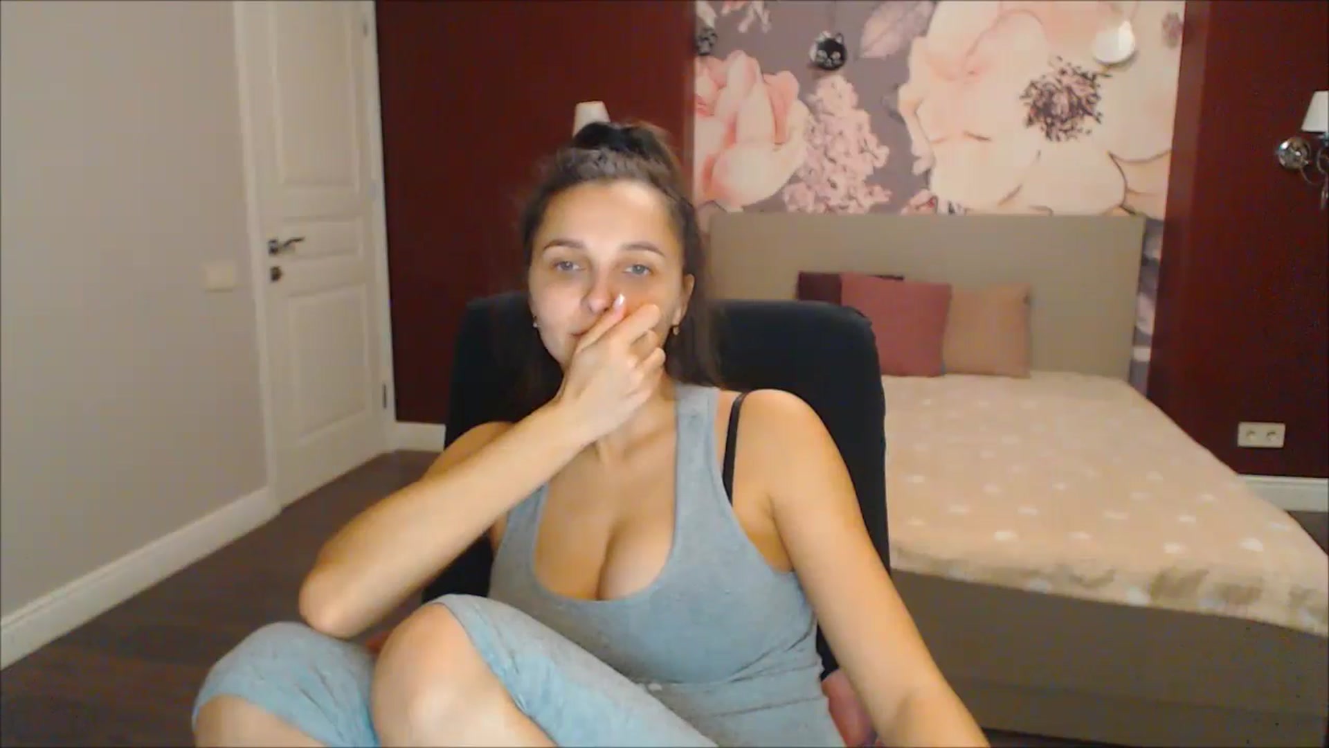 Gallery image thumbnail from Karina_Mils's myfreecams stream on, 12/21/2024, 16:36 image 14 of 20
