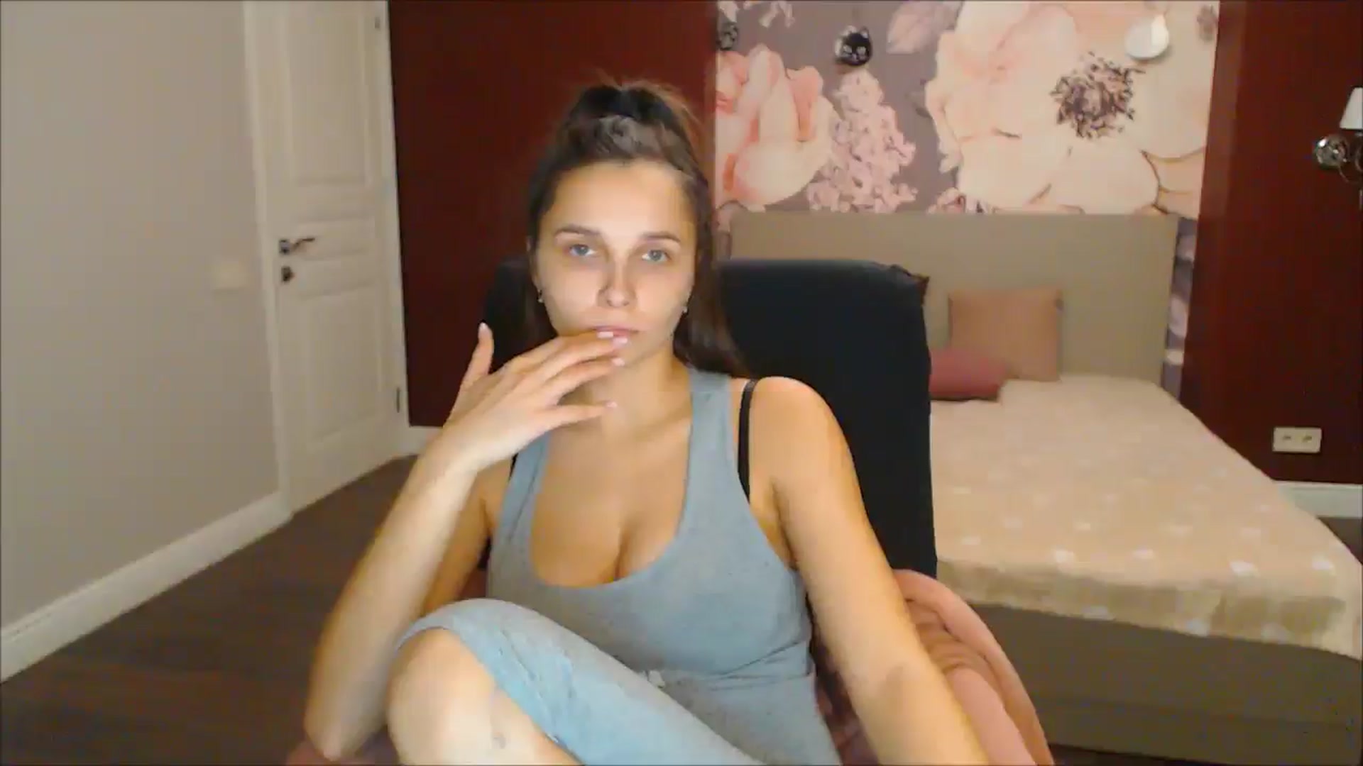 Gallery image thumbnail from Karina_Mils's myfreecams stream on, 12/21/2024, 17:42 image 14 of 20