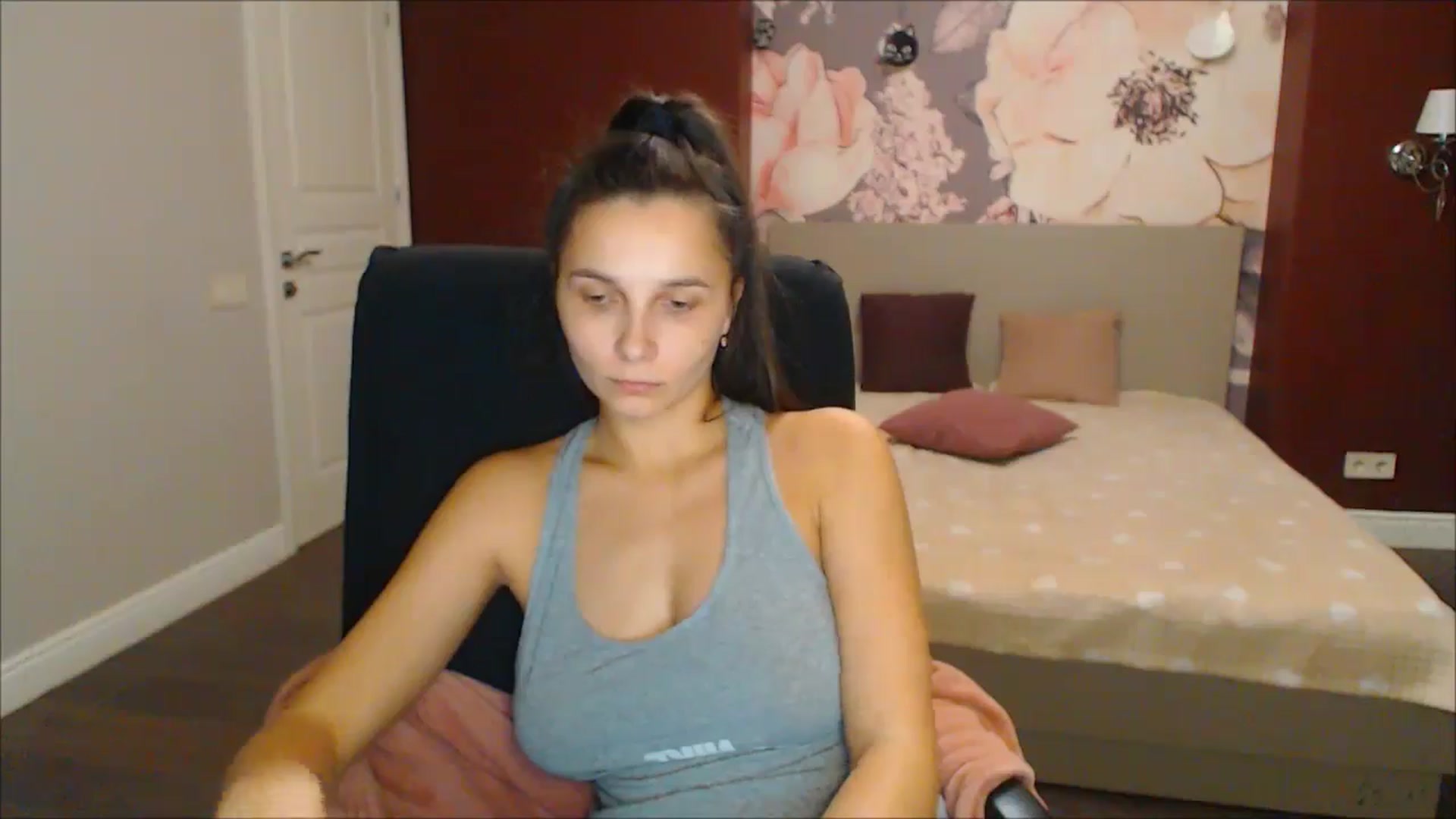 Gallery image thumbnail from Karina_Mils's myfreecams stream on, 12/21/2024, 18:58 image 10 of 20