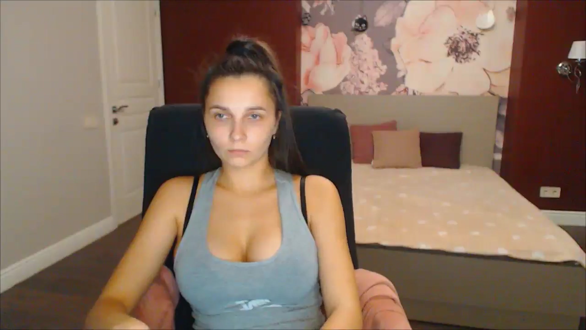 Gallery image thumbnail from Karina_Mils's myfreecams stream on, 12/22/2024, 16:27 image 18 of 20