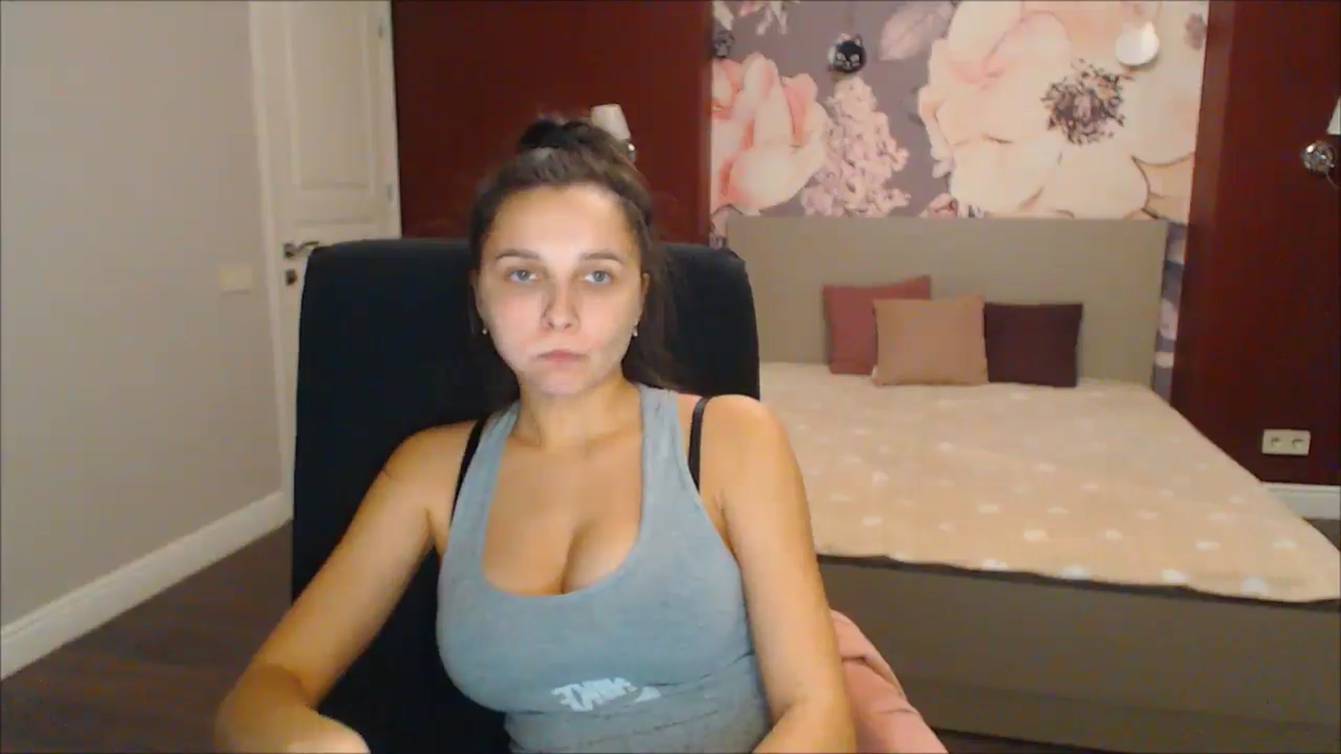 Gallery image thumbnail from Karina_Mils's myfreecams stream on, 12/22/2024, 16:40 image 15 of 20
