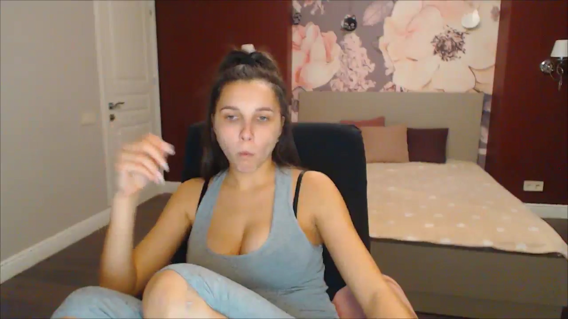 Gallery image thumbnail from Karina_Mils's myfreecams stream on, 12/22/2024, 16:40 image 12 of 20