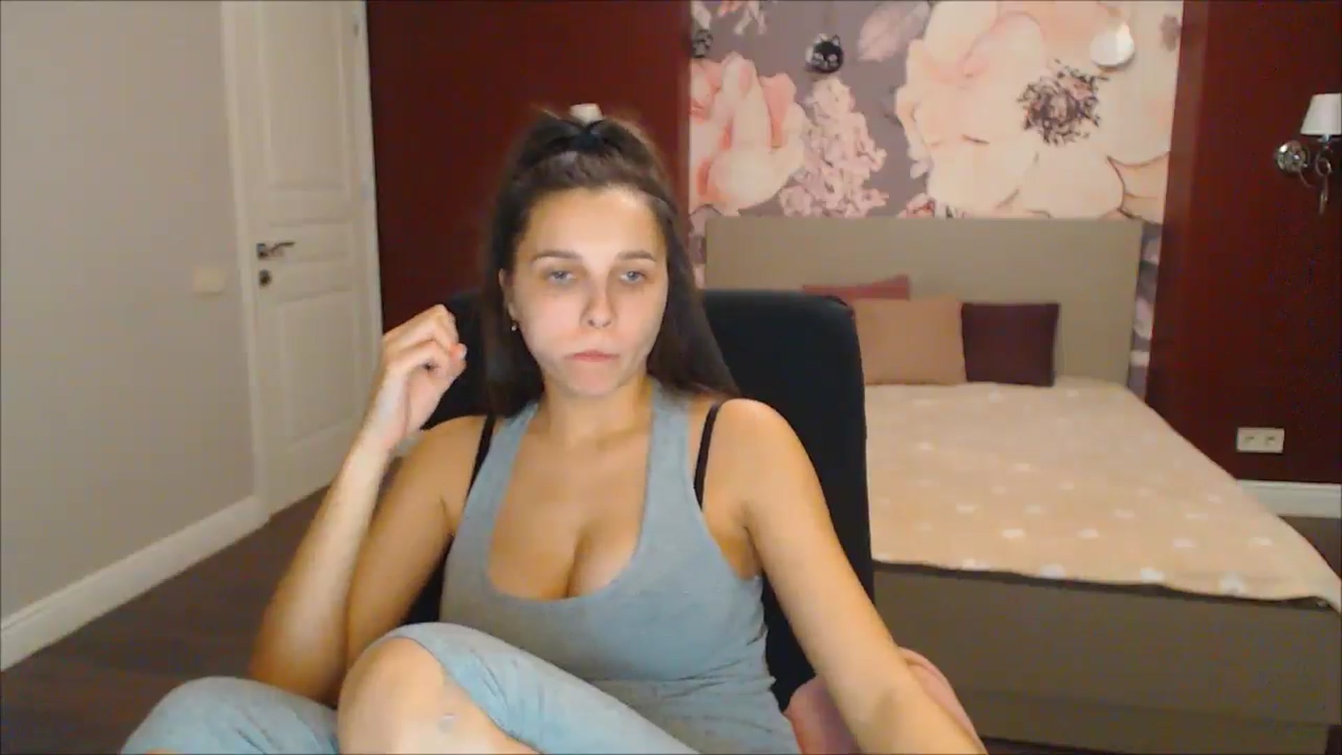 Gallery image thumbnail from Karina_Mils's myfreecams stream on, 12/22/2024, 16:40 image 10 of 20