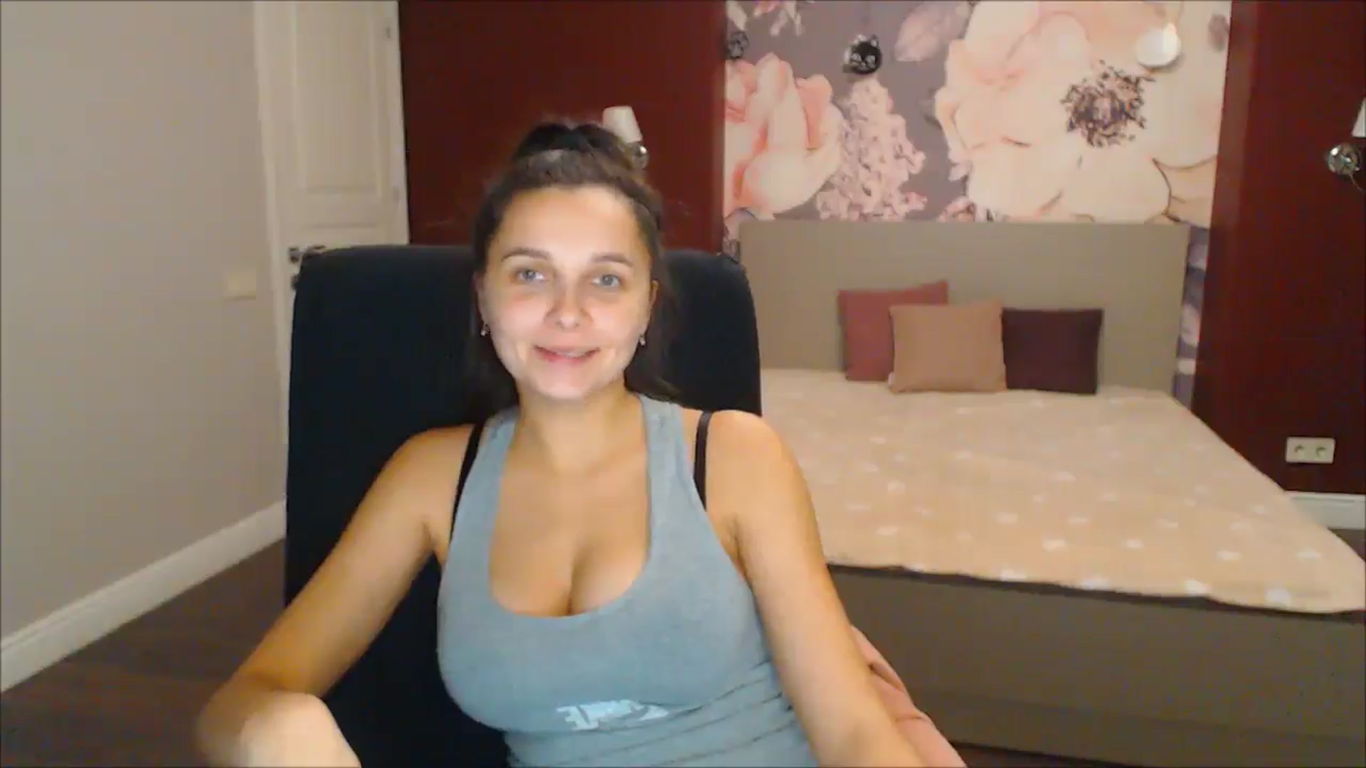 Gallery image thumbnail from Karina_Mils's myfreecams stream on, 12/22/2024, 16:40 image 17 of 20