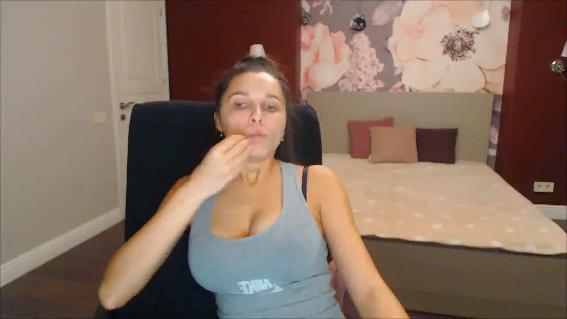 Gallery image thumbnail from Karina_Mils's myfreecams stream on, 12/22/2024, 16:40 image 14 of 20