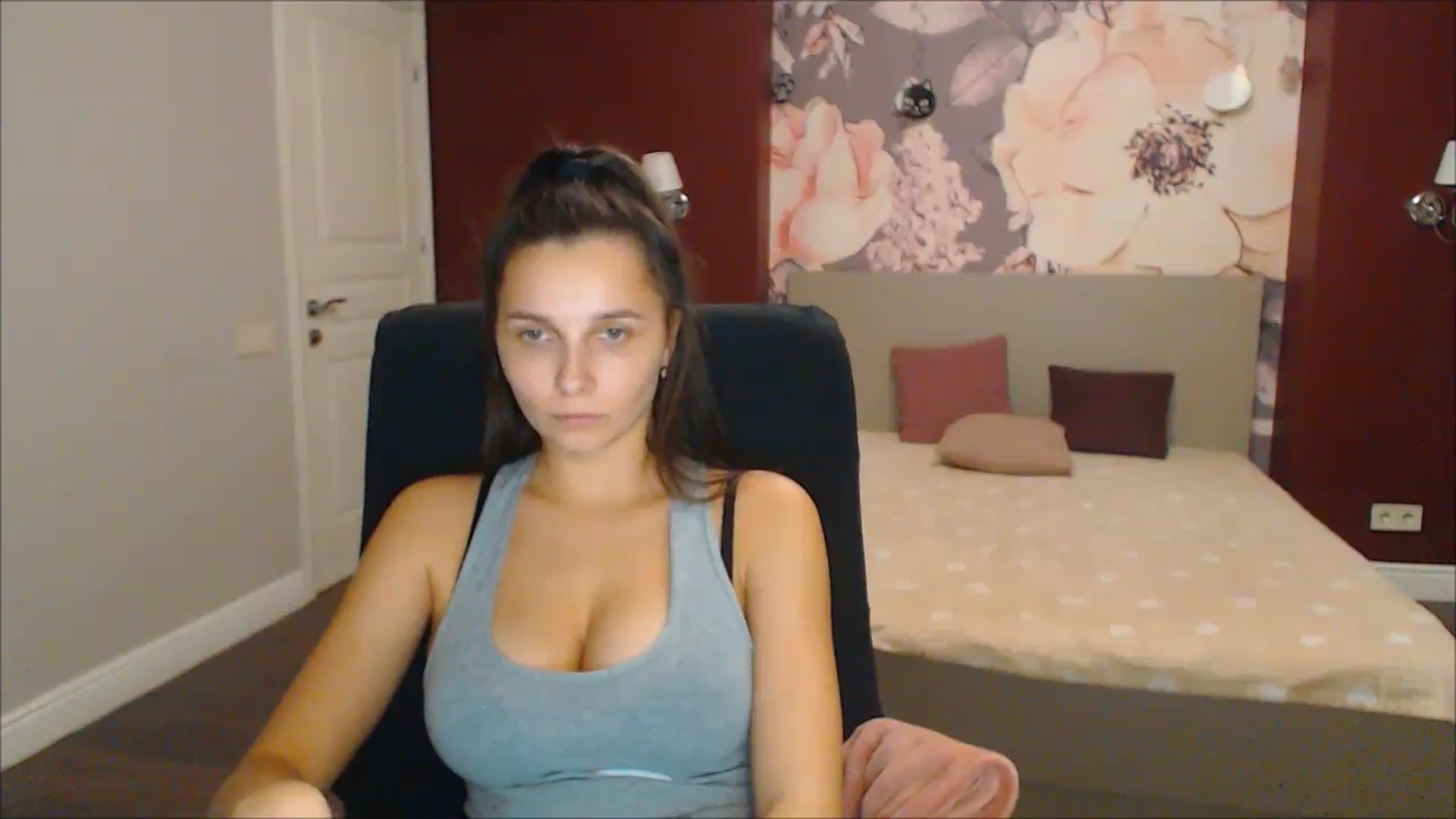 Gallery image thumbnail from Karina_Mils's myfreecams stream on, 12/22/2024, 18:54 image 16 of 20