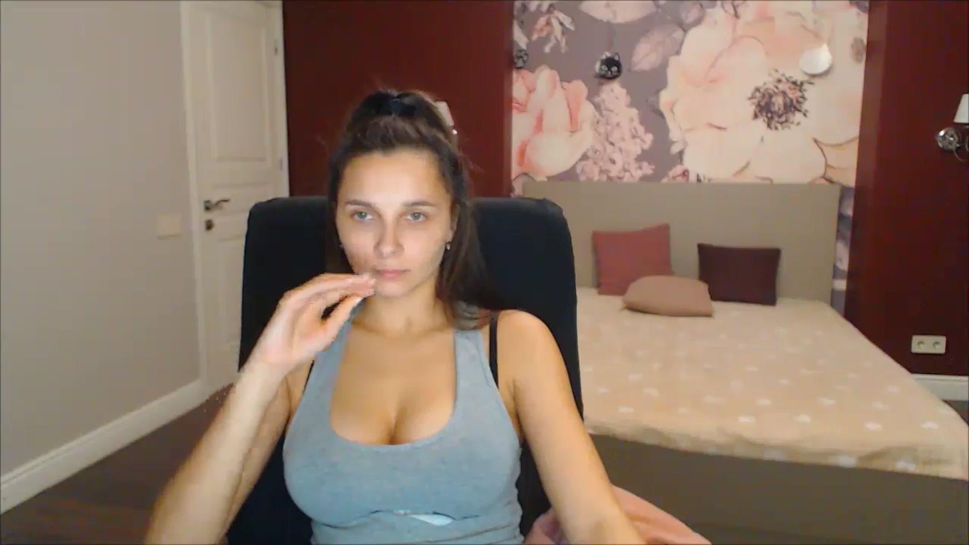 Gallery image thumbnail from Karina_Mils's myfreecams stream on, 12/22/2024, 18:54 image 11 of 20
