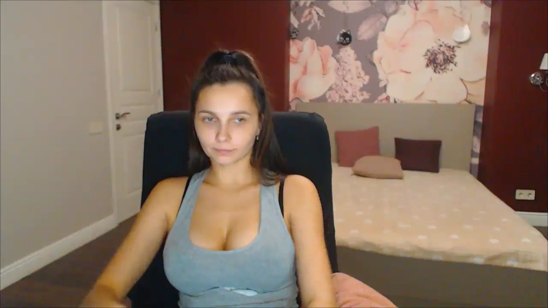 Gallery image thumbnail from Karina_Mils's myfreecams stream on, 12/22/2024, 18:54 image 8 of 20