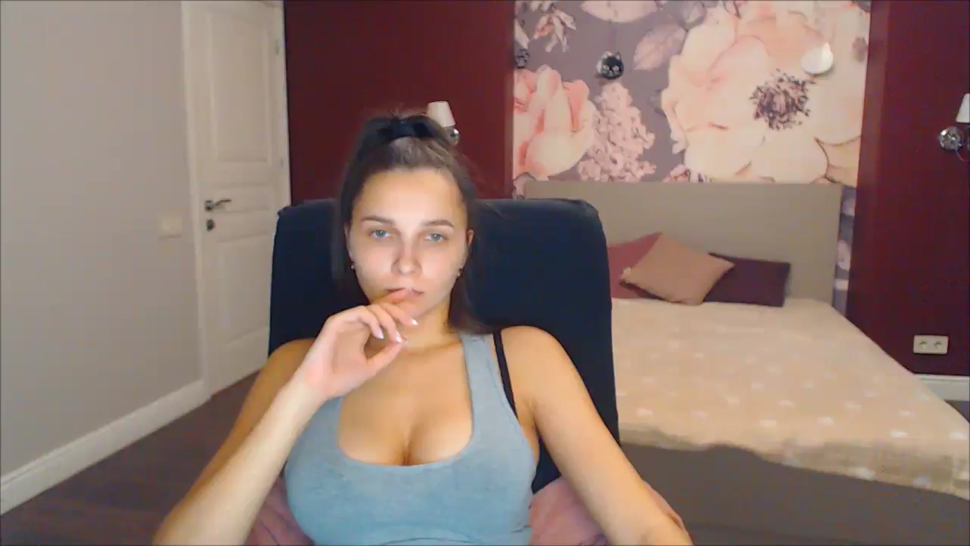 Gallery image thumbnail from Karina_Mils's myfreecams stream on, 12/23/2024, 11:51 image 15 of 20