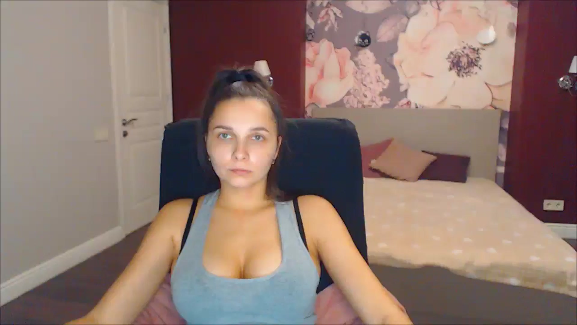 Gallery image thumbnail from Karina_Mils's myfreecams stream on, 12/23/2024, 11:51 image 13 of 20
