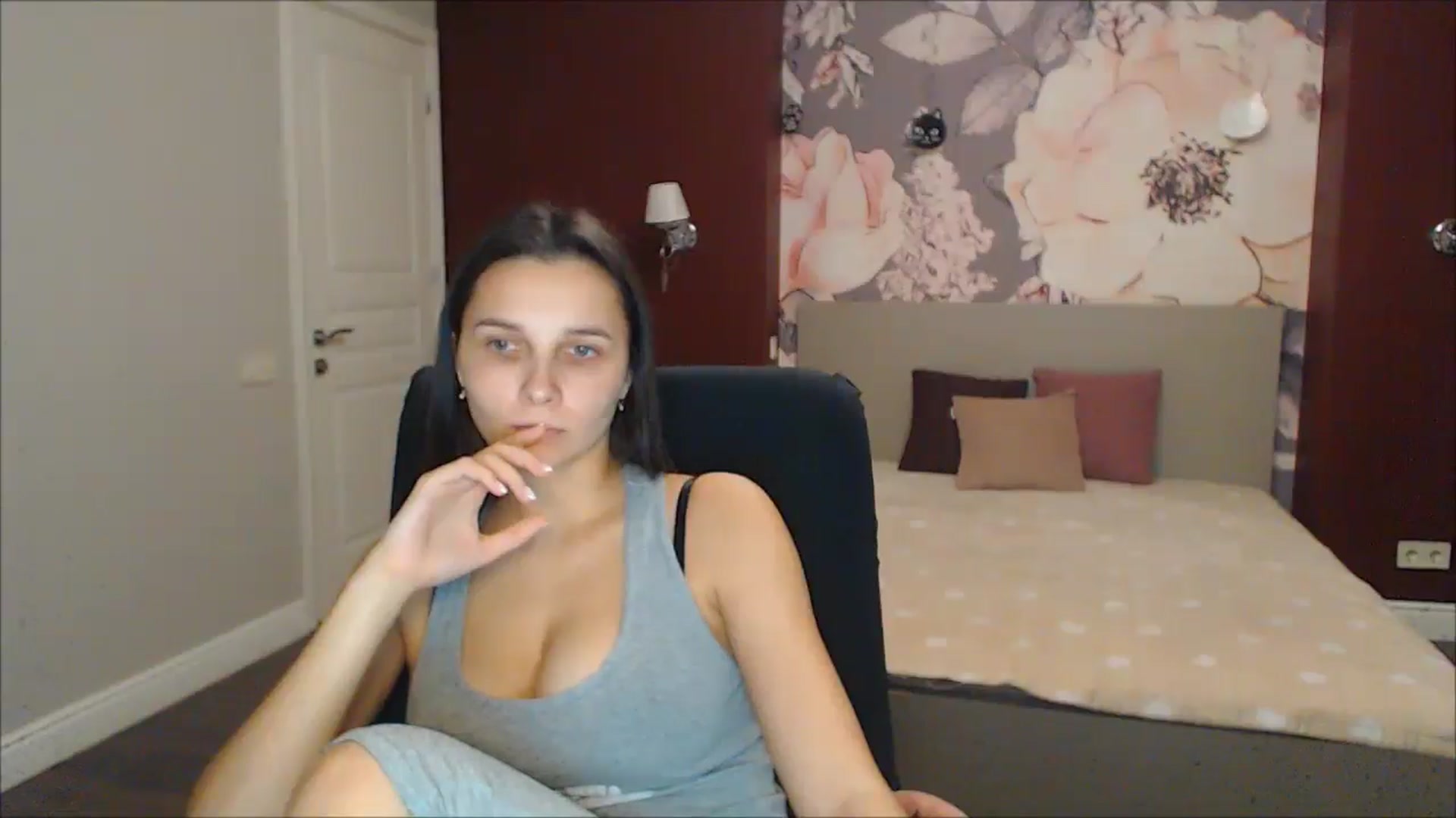 Gallery image thumbnail from Karina_Mils's myfreecams stream on, 12/28/2024, 18:27 image 16 of 20