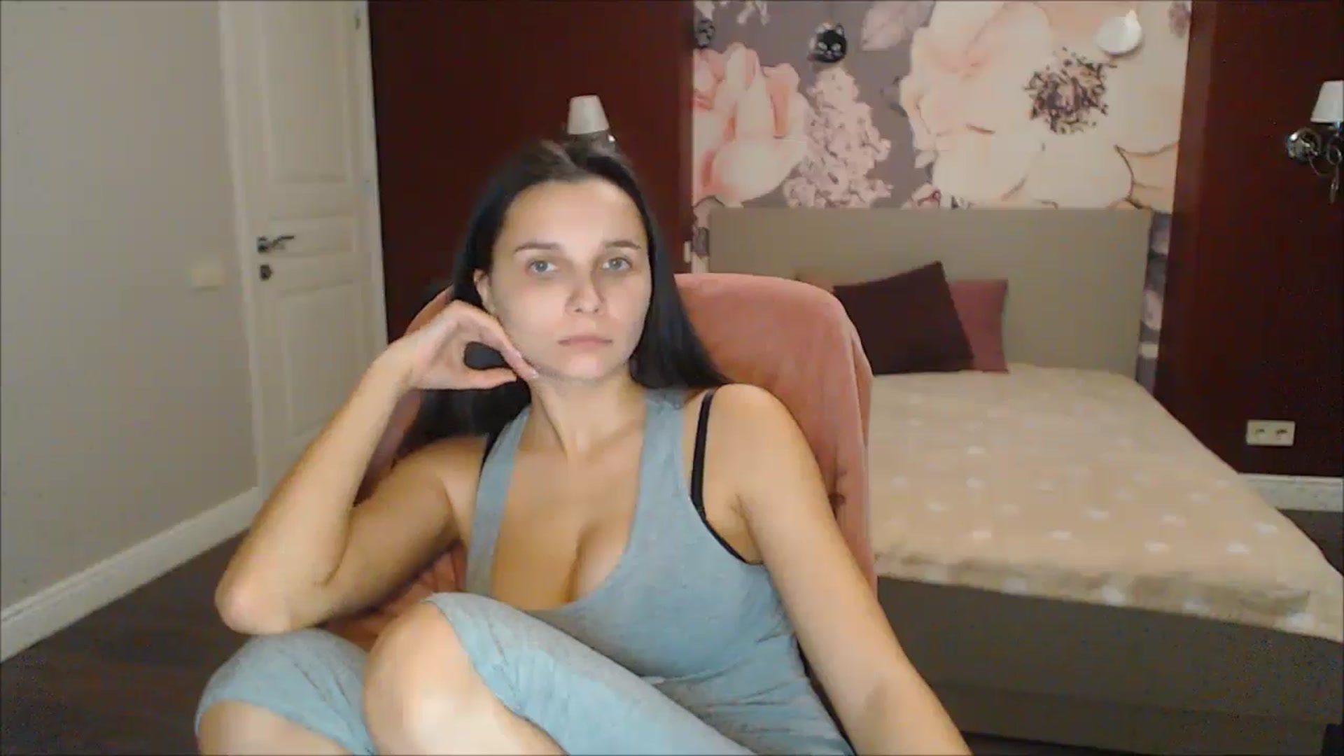 Gallery image thumbnail from Karina_Mils's myfreecams stream on, 12/29/2024, 20:08 image 2 of 20