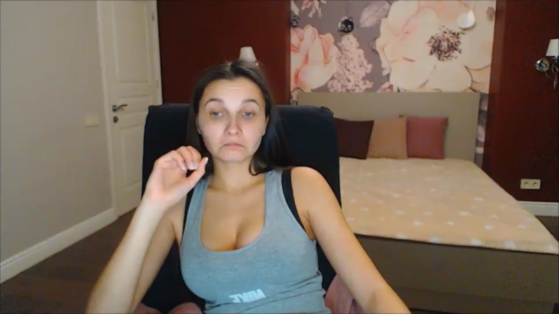 Gallery image thumbnail from Karina_Mils's myfreecams stream on, 01/04/2025, 18:30 image 14 of 20