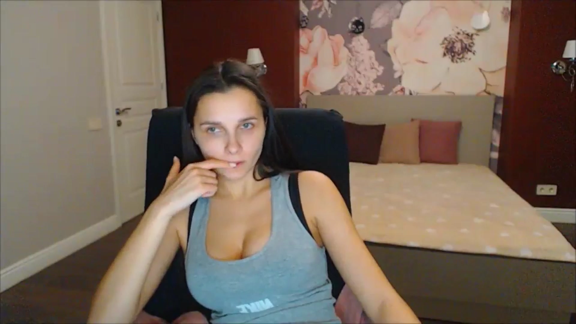Gallery image thumbnail from Karina_Mils's myfreecams stream on, 01/04/2025, 18:30 image 13 of 20
