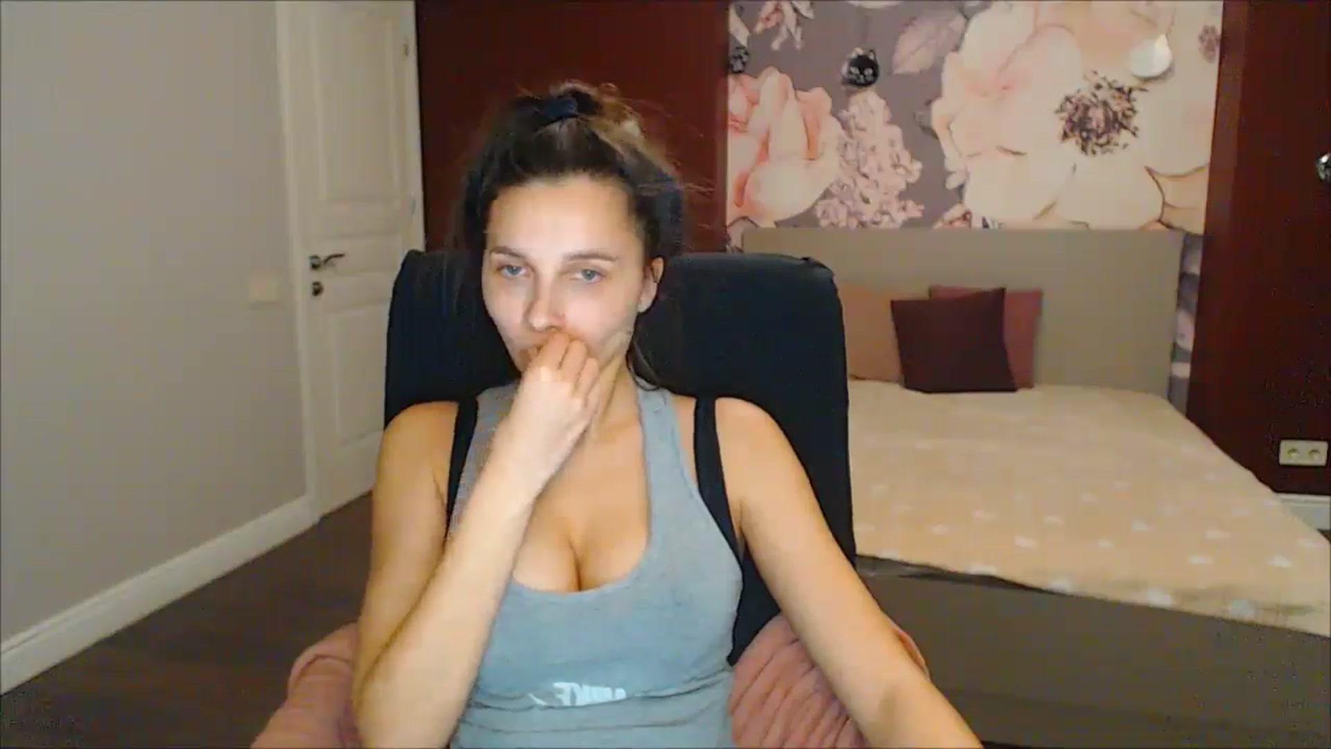Gallery image thumbnail from Karina_Mils's myfreecams stream on, 01/12/2025, 18:04 image 14 of 20