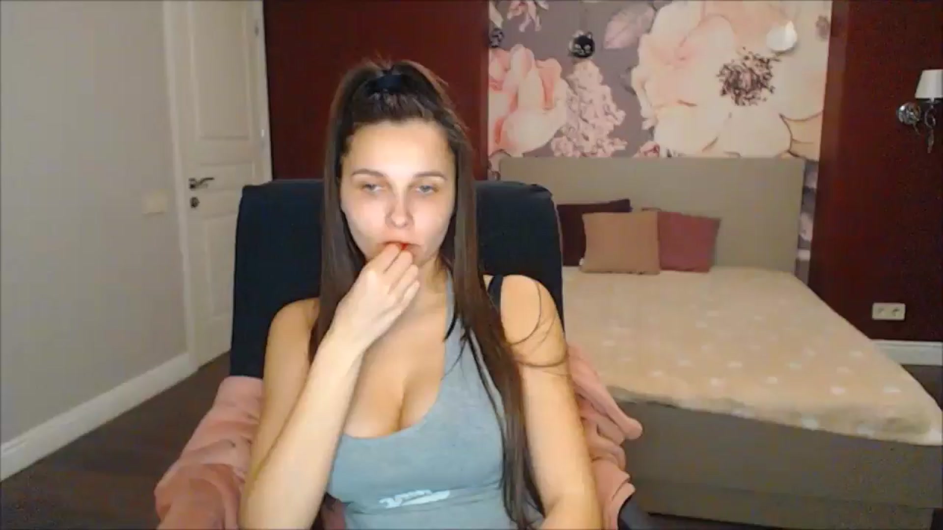 Gallery image thumbnail from Karina_Mils's myfreecams stream on, 02/01/2025, 17:33 image 14 of 20