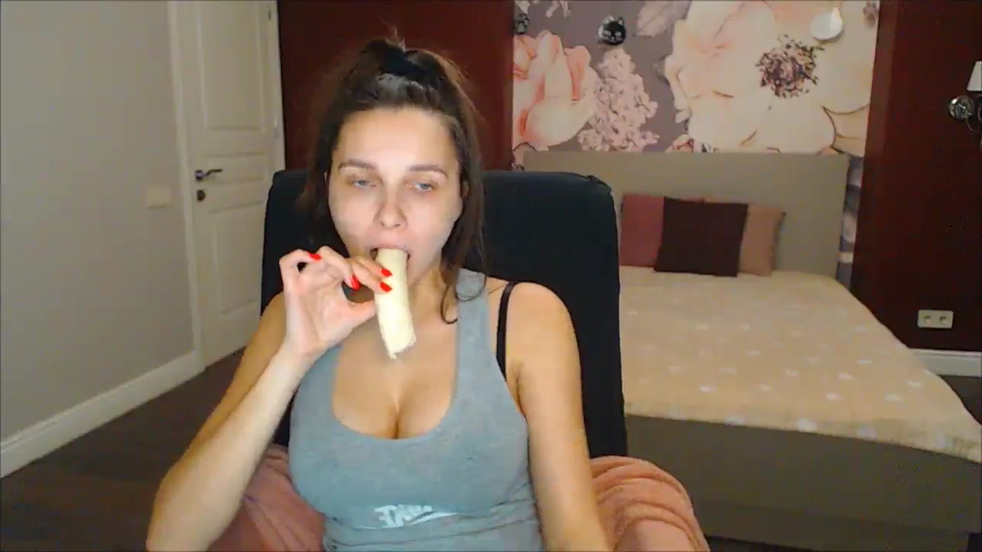 Gallery image thumbnail from Karina_Mils's myfreecams stream on, 02/14/2025, 18:56 image 12 of 20