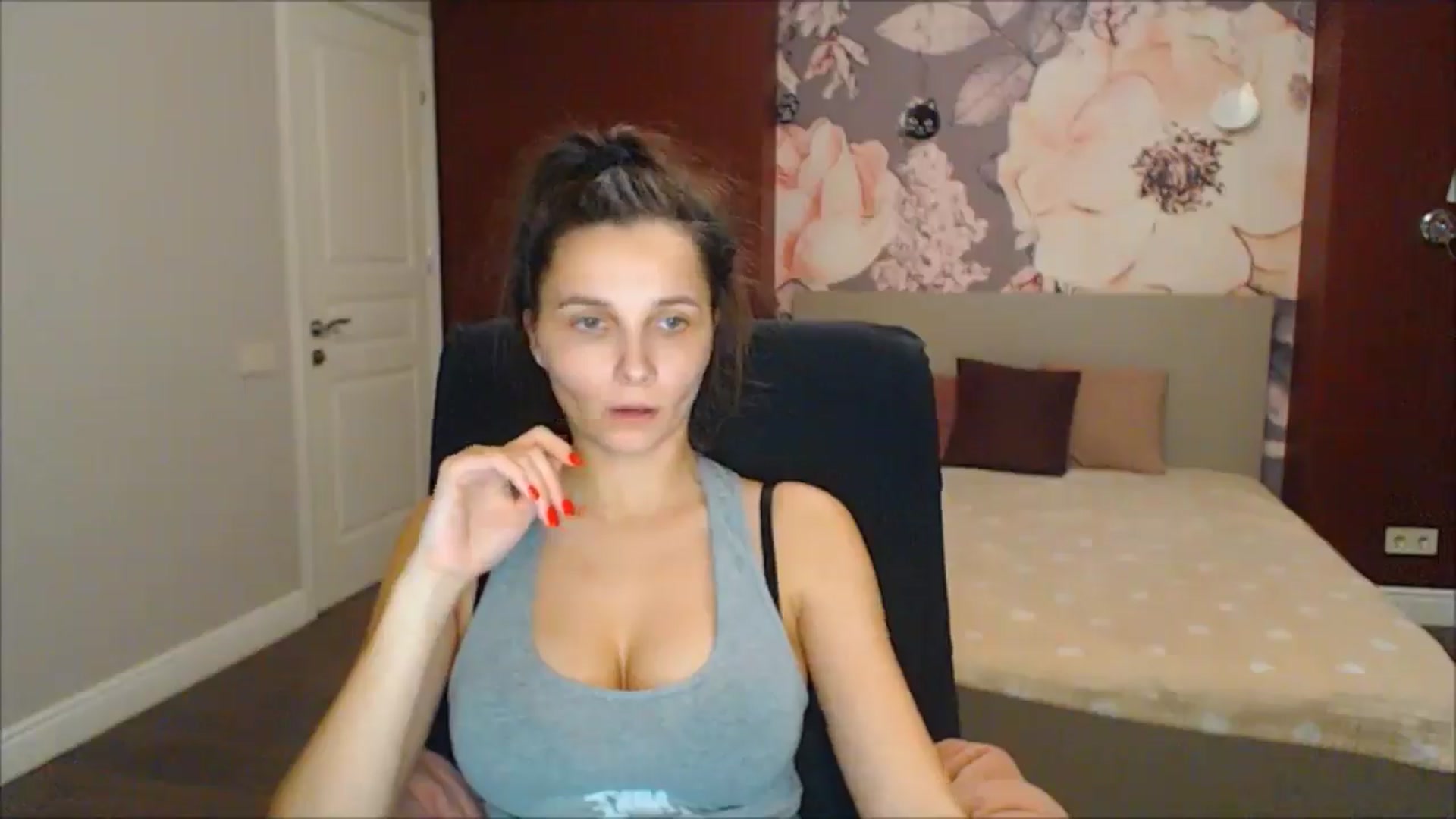 Gallery image thumbnail from Karina_Mils's myfreecams stream on, 02/15/2025, 19:33 image 15 of 20