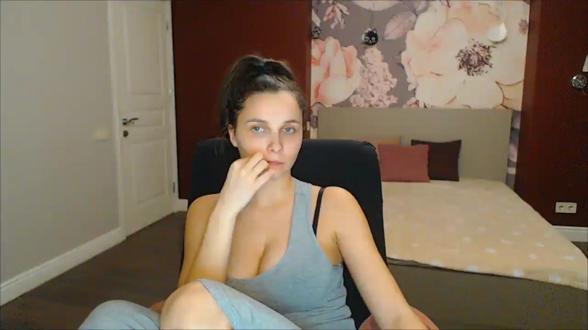 Gallery image thumbnail from Karina_Mils's myfreecams stream on, 02/16/2025, 18:33 image 10 of 20