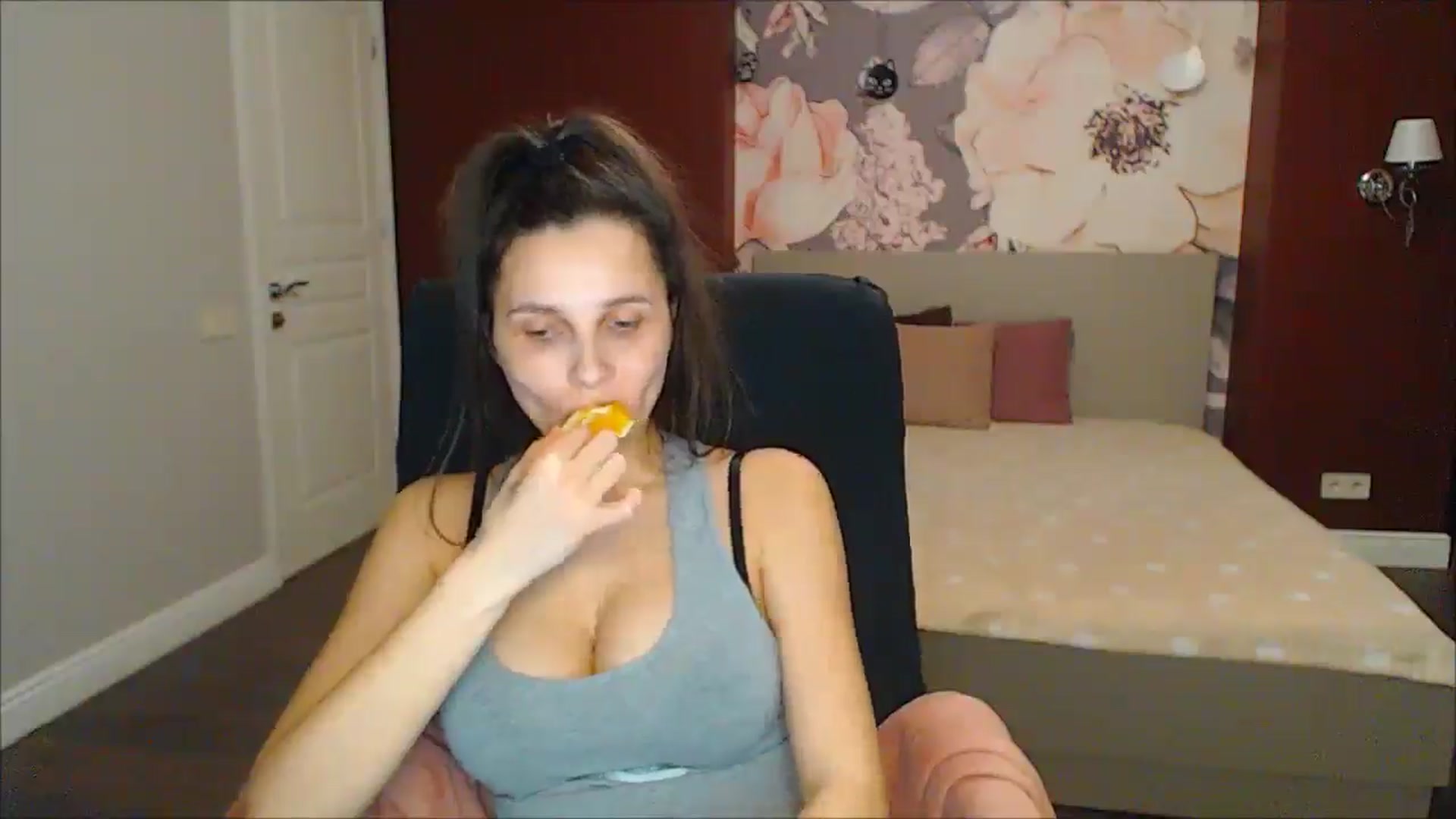 Gallery image thumbnail from Karina_Mils's myfreecams stream on, 03/01/2025, 19:56 image 10 of 20