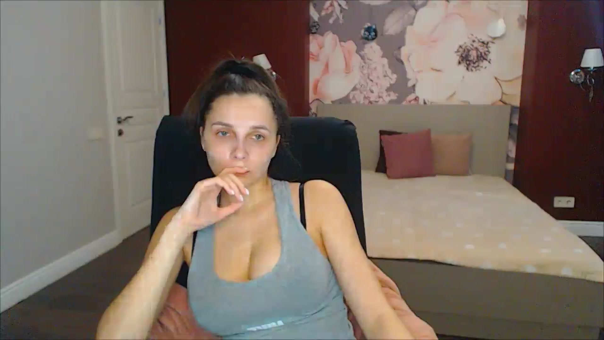 Gallery image thumbnail from Karina_Mils's myfreecams stream on, 03/03/2025, 13:13 image 12 of 20