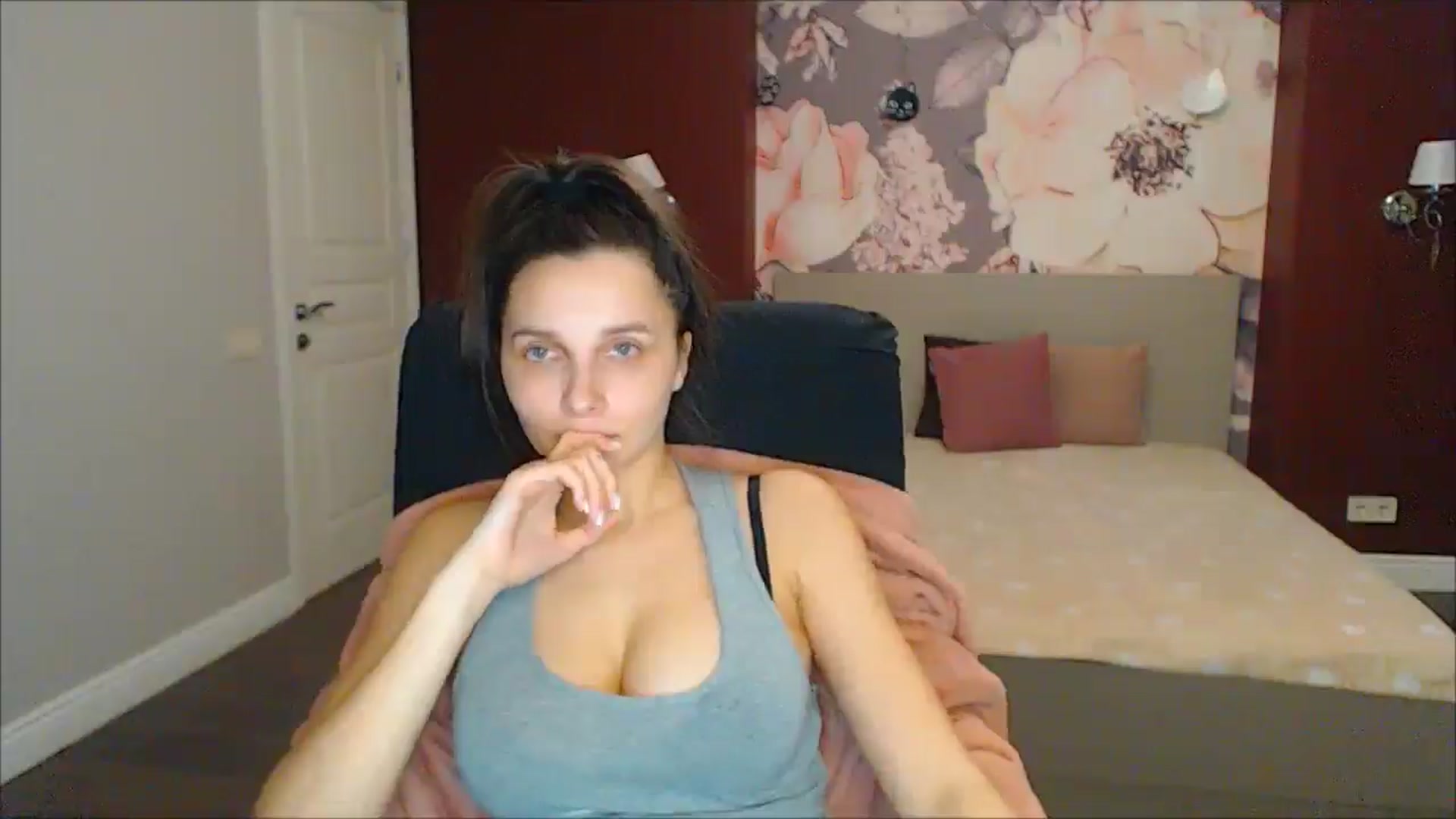 Gallery image thumbnail from Karina_Mils's myfreecams stream on, 03/03/2025, 15:11 image 12 of 20