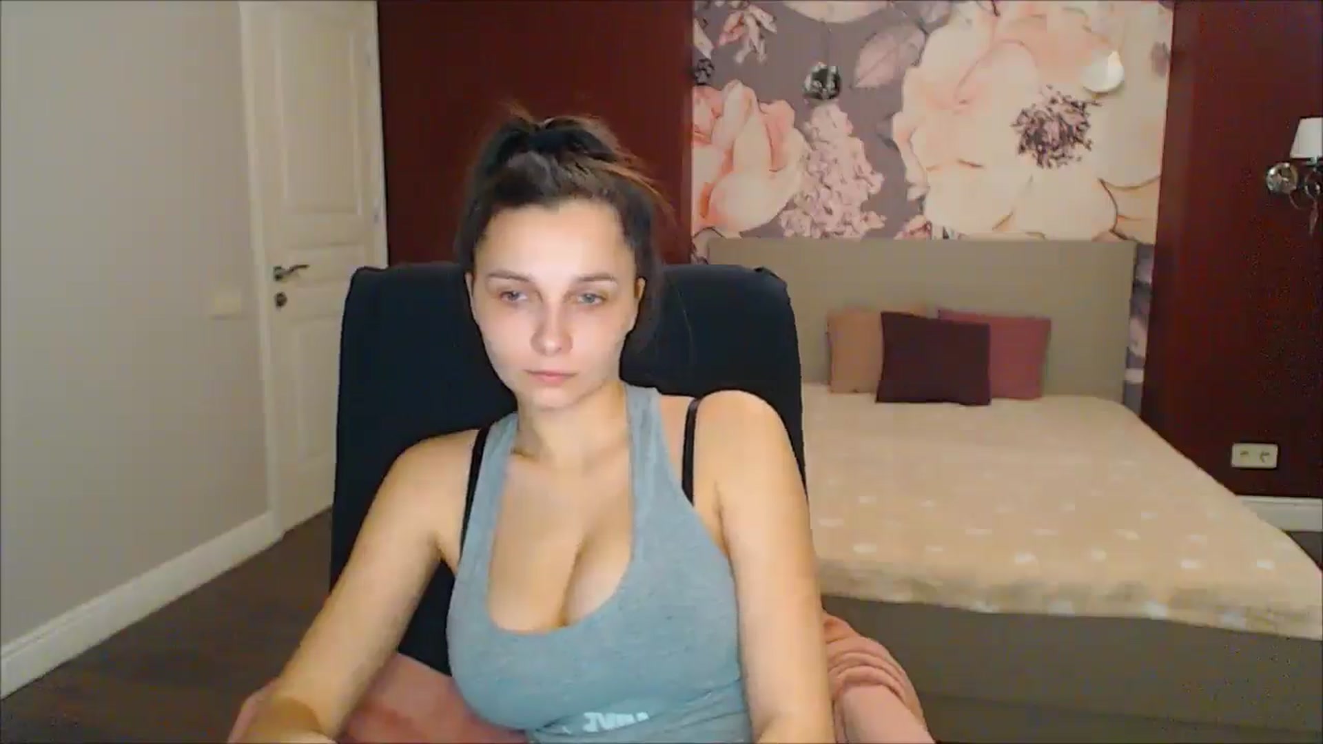 Gallery image thumbnail from Karina_Mils's myfreecams stream on, 03/08/2025, 15:33 image 10 of 20