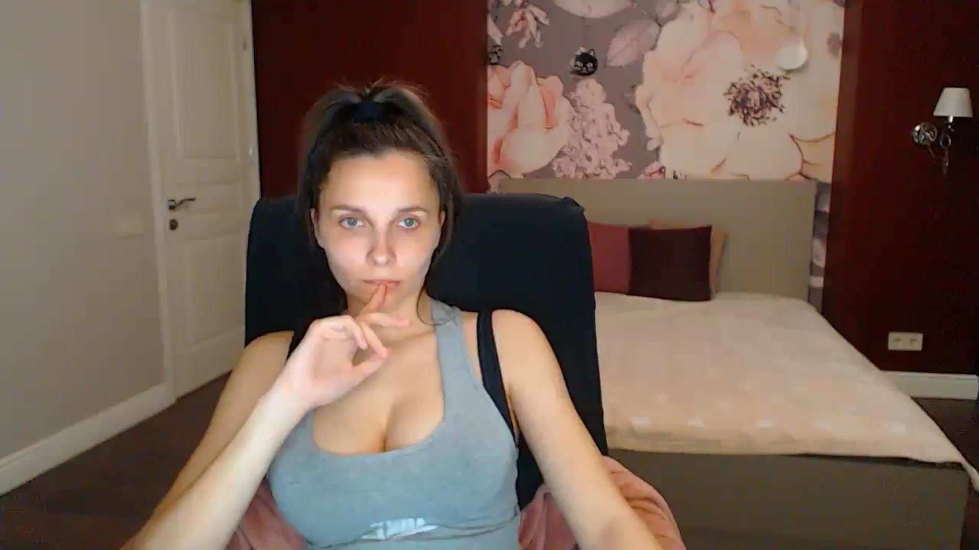 Gallery image thumbnail from Karina_Mils's myfreecams stream on, 05/16/2025, 17:34 image 15 of 20