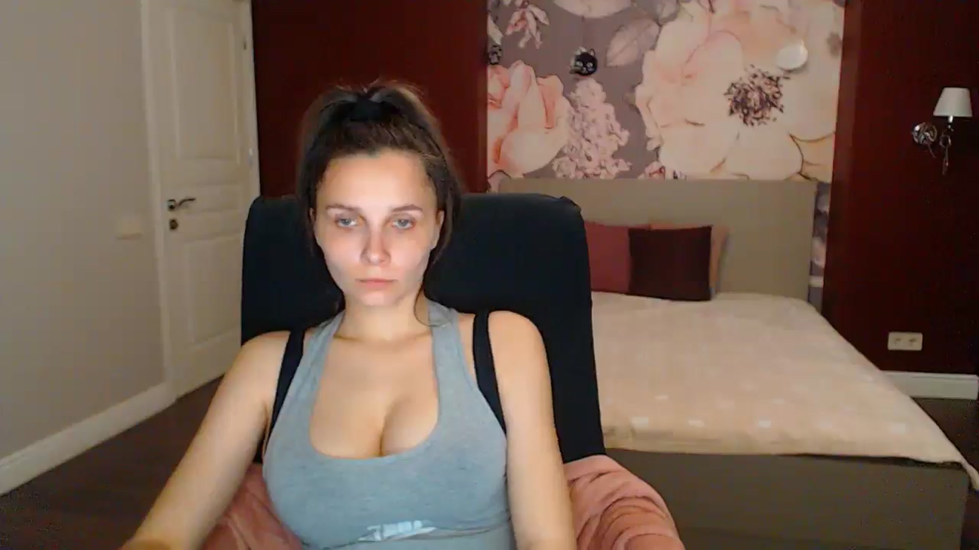 Gallery image thumbnail from Karina_Mils's myfreecams stream on, 05/16/2025, 17:34 image 16 of 20