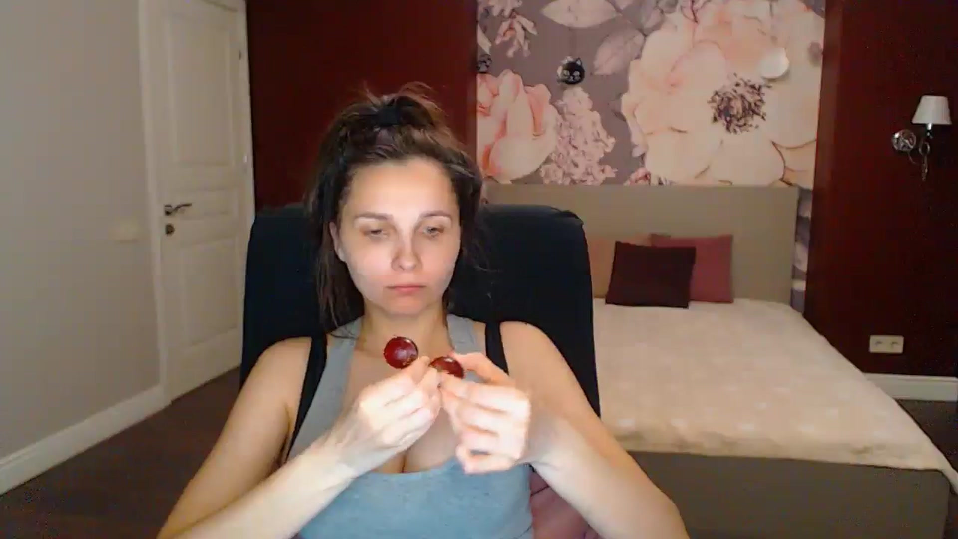 Gallery image thumbnail from Karina_Mils's myfreecams stream on, 05/17/2025, 16:08 image 13 of 20