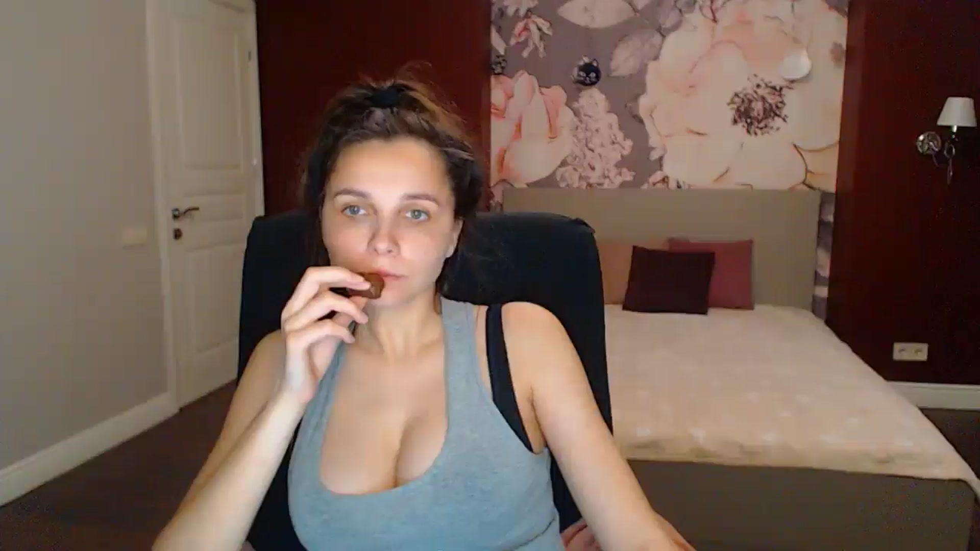 Gallery image thumbnail from Karina_Mils's myfreecams stream on, 05/17/2025, 16:08 image 6 of 20