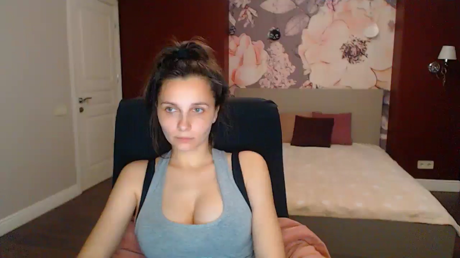 Gallery image thumbnail from Karina_Mils's myfreecams stream on, 05/17/2025, 16:08 image 12 of 20