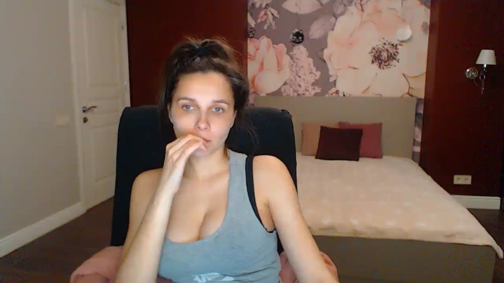 Gallery image thumbnail from Karina_Mils's myfreecams stream on, 05/17/2025, 16:37 image 7 of 20