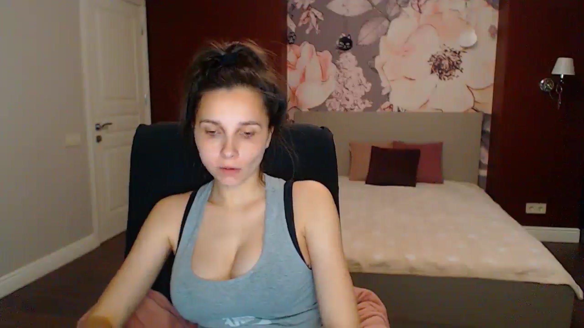 Gallery image thumbnail from Karina_Mils's myfreecams stream on, 05/17/2025, 16:37 image 6 of 20