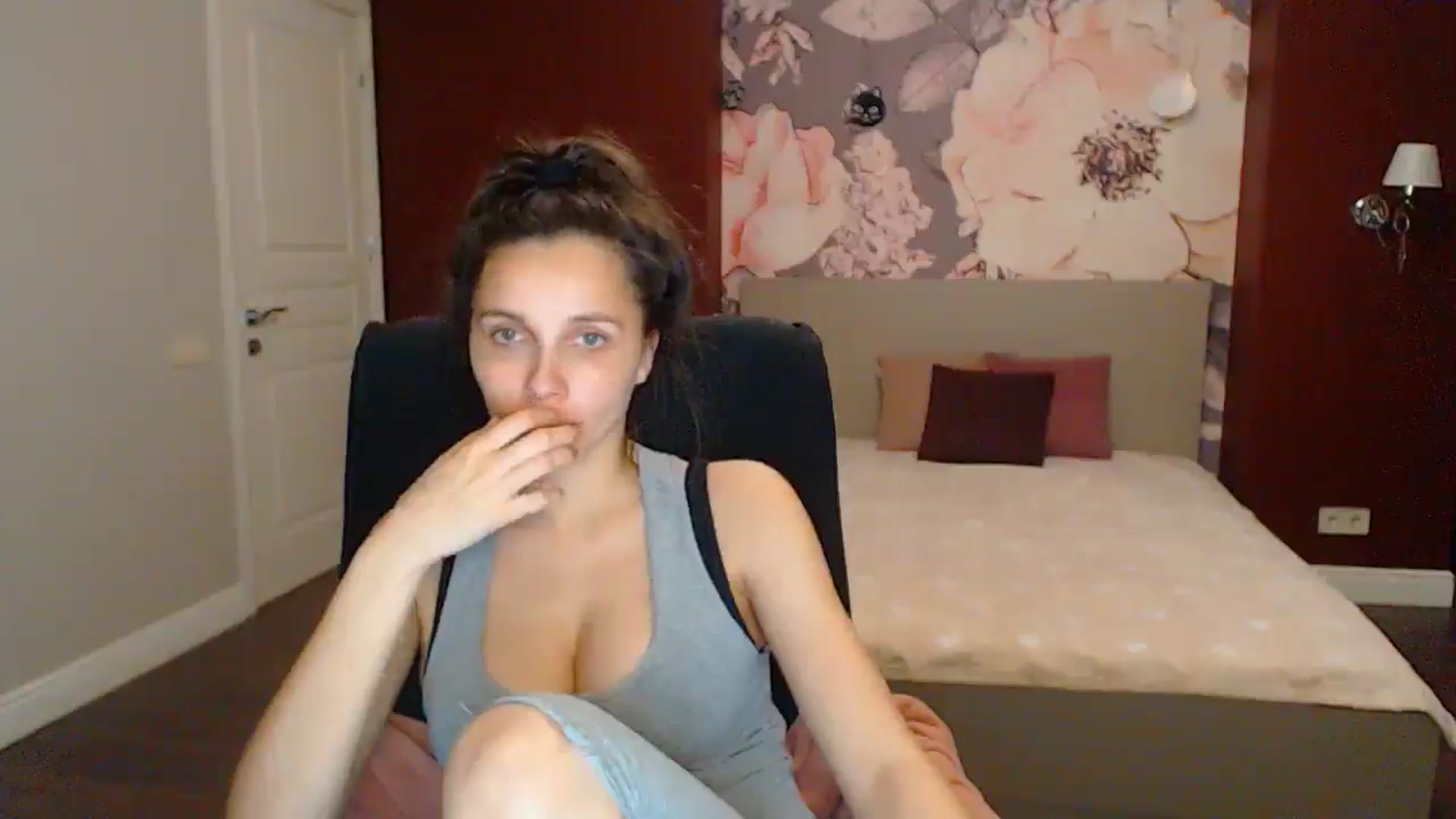 Gallery image thumbnail from Karina_Mils's myfreecams stream on, 05/17/2025, 16:37 image 17 of 20