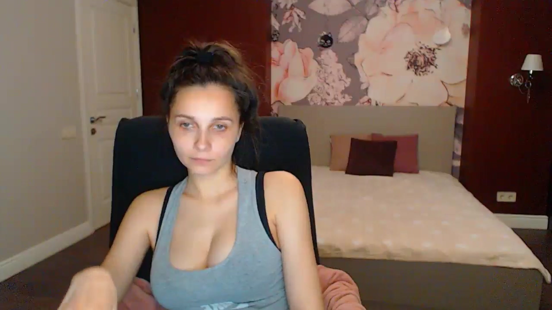 Gallery image thumbnail from Karina_Mils's myfreecams stream on, 05/17/2025, 16:37 image 12 of 20