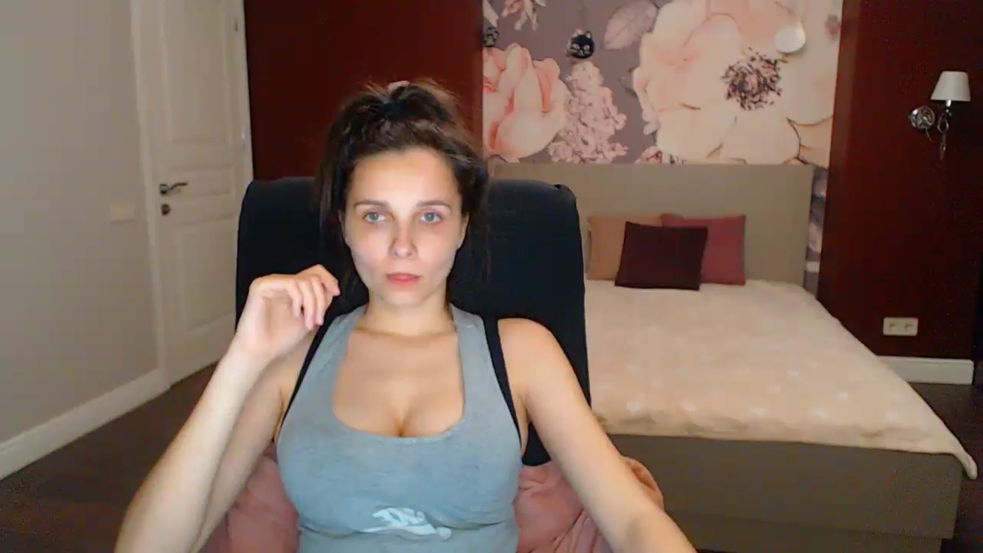 Gallery image thumbnail from Karina_Mils's myfreecams stream on, 05/17/2025, 16:37 image 3 of 20