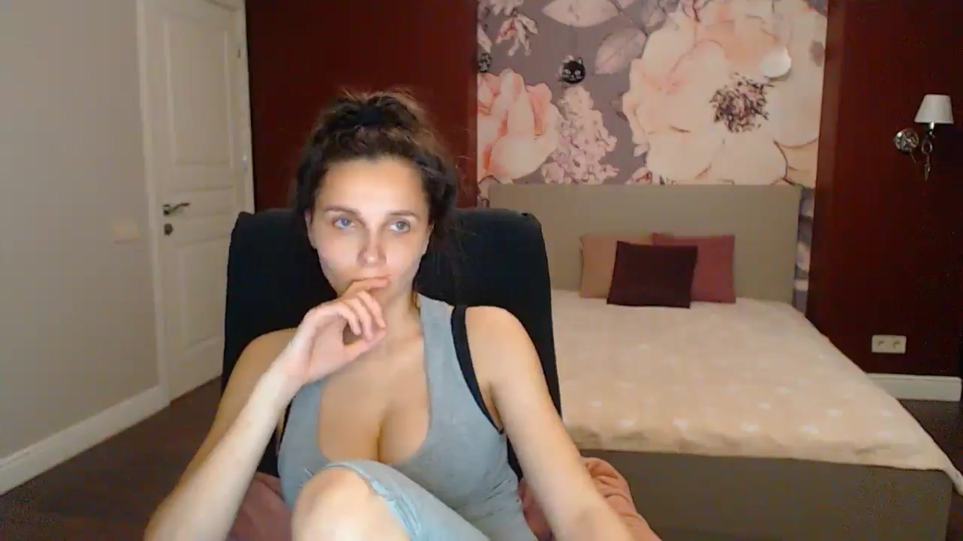 Gallery image thumbnail from Karina_Mils's myfreecams stream on, 05/17/2025, 16:37 image 18 of 20